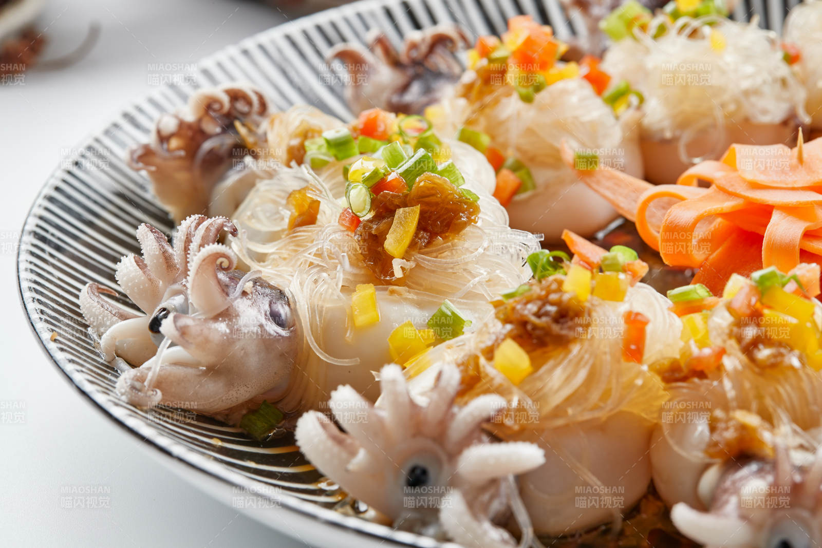 精美餐具装的蒜蓉粉丝蒸籽乌