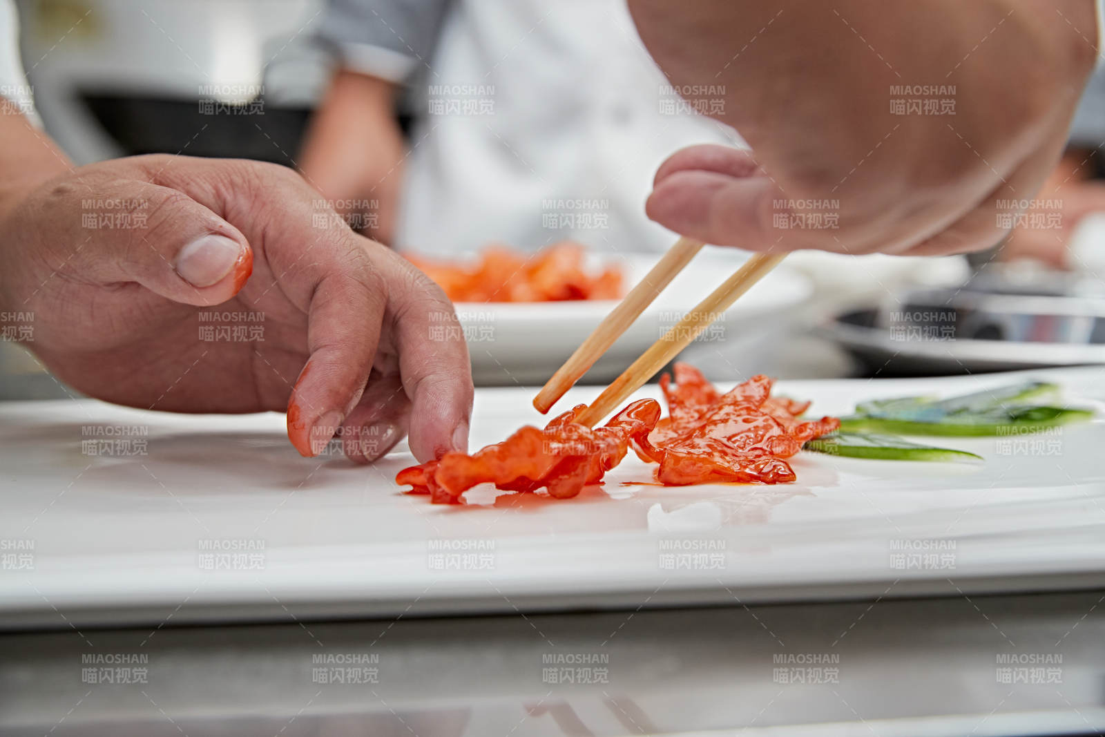 人與食物緊張忙碌的中餐廚房