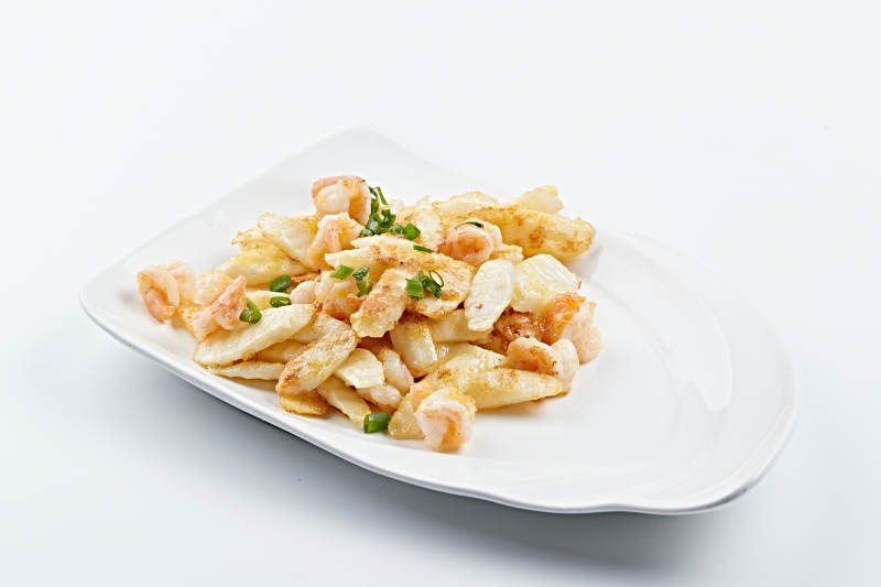 白色瓷盘装的香炸山药大虾仁