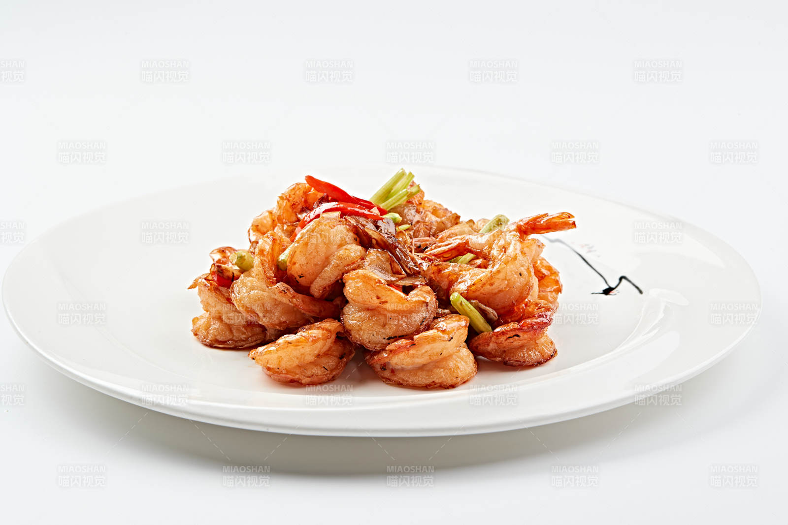 白色瓷盤裝的甜辣油炸開背蝦