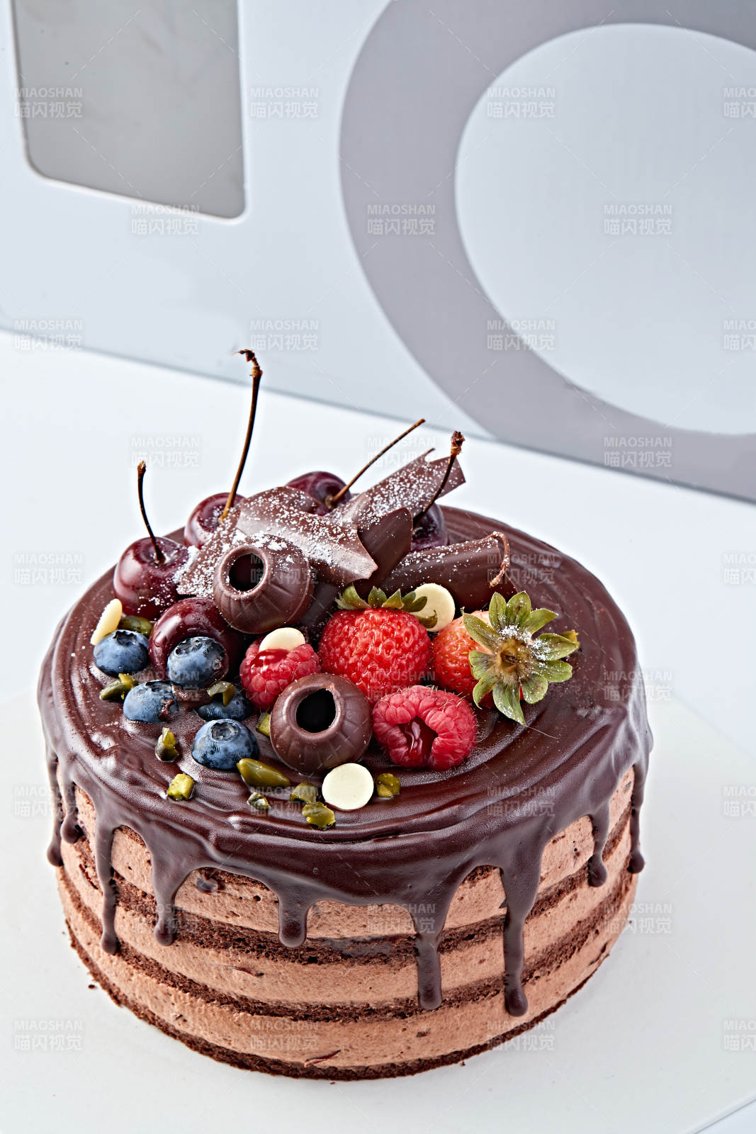 蓝莓草莓车厘子巧克力鲜奶慕斯生日蛋糕