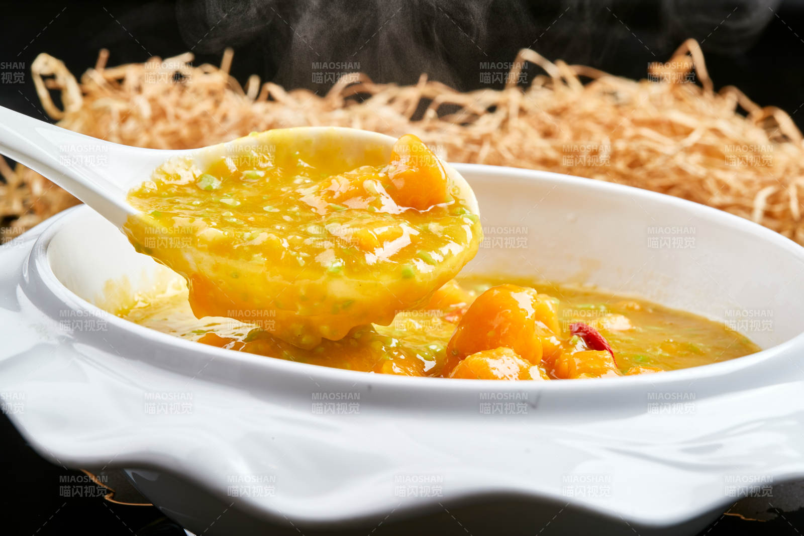 白色瓷餐具装的浓香青豆金米南瓜羹