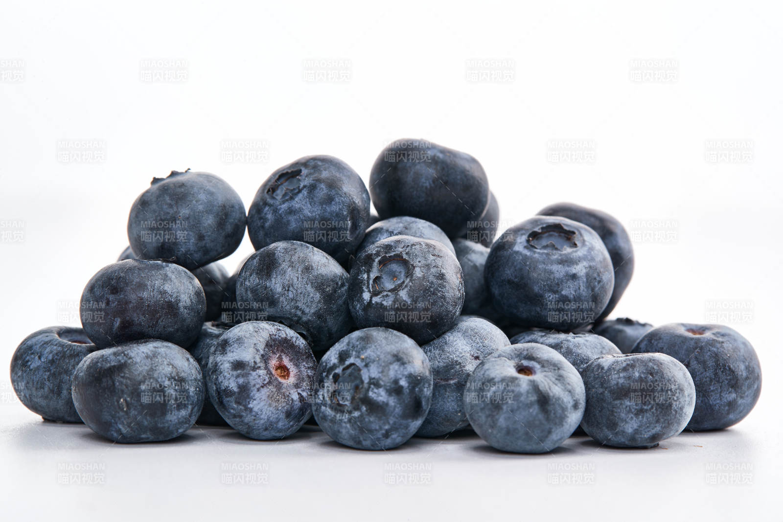 白色背景上擺放的水潤新鮮藍莓果
