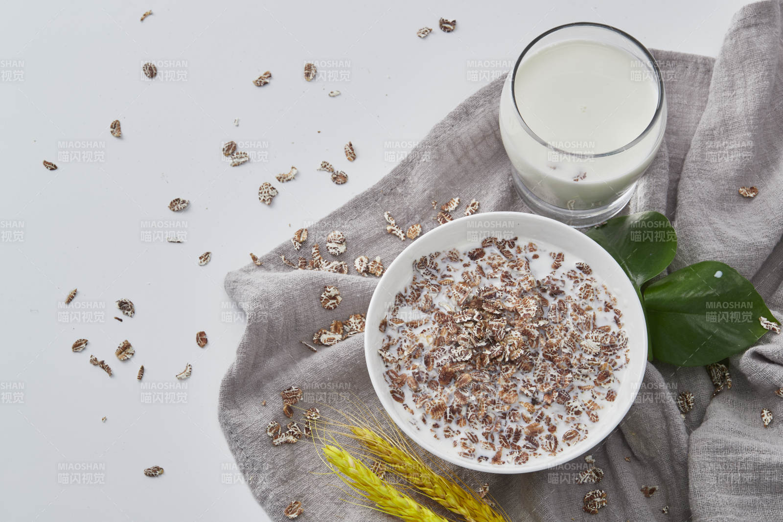 向装满低脂黑燕麦片的碗中倾倒牛奶