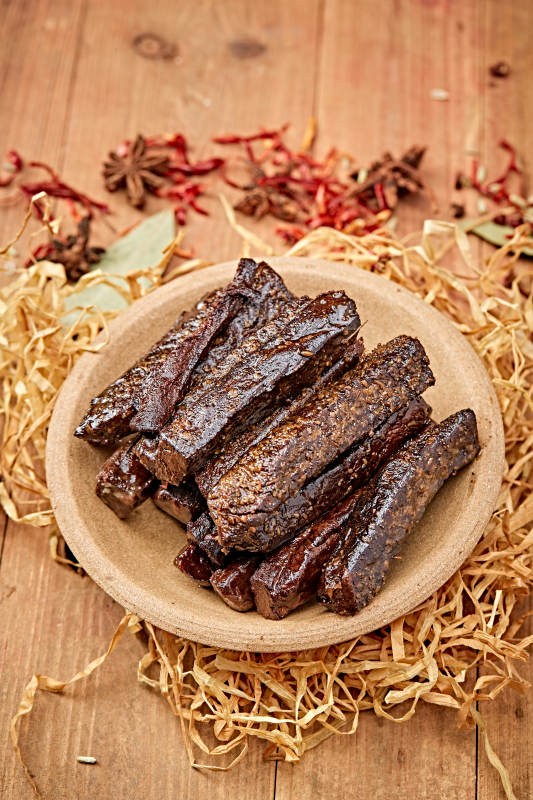 陶瓷餐具装摆的内蒙古特产牛肉干