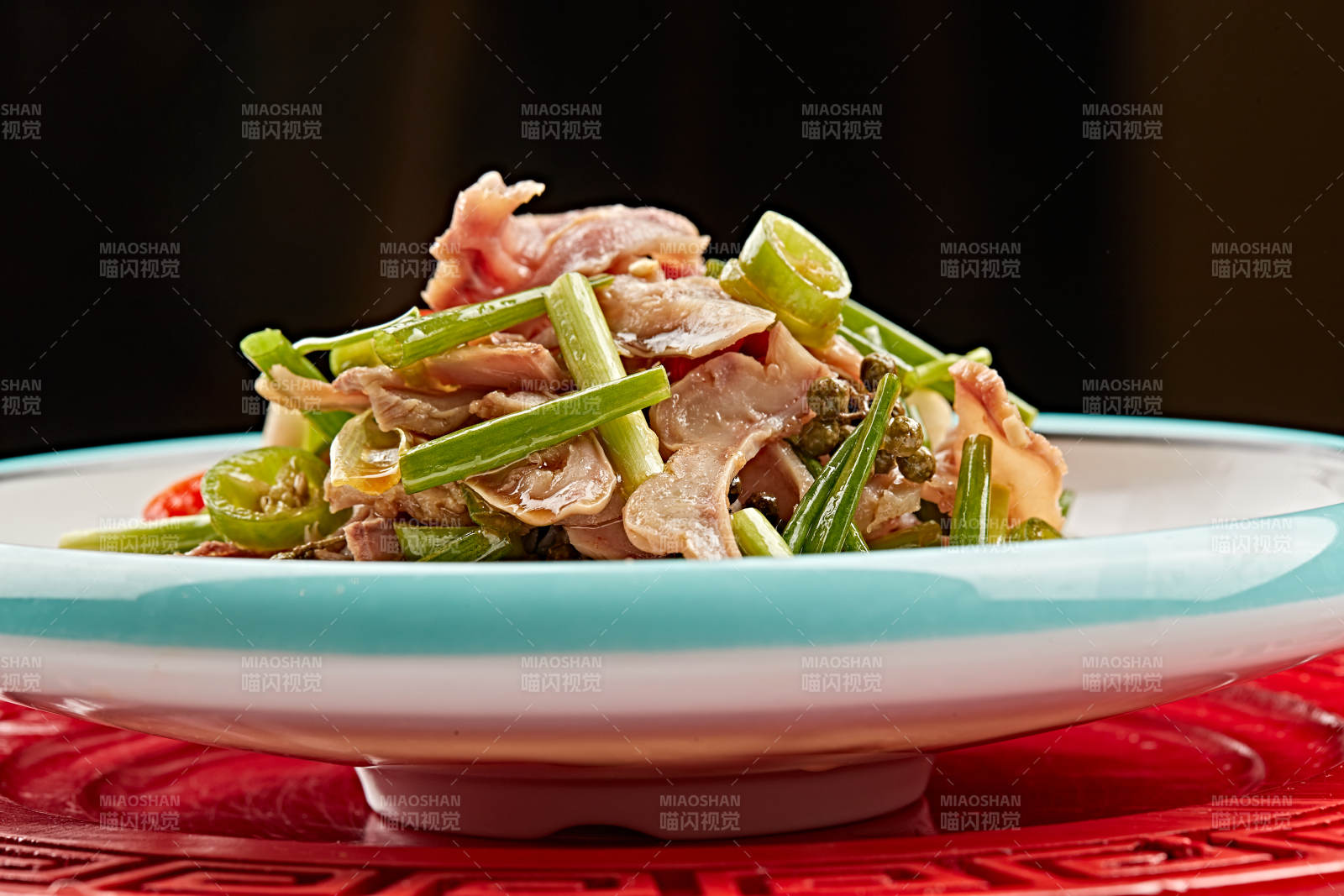 白色瓷盘装的苦菊炝拌茶树菇