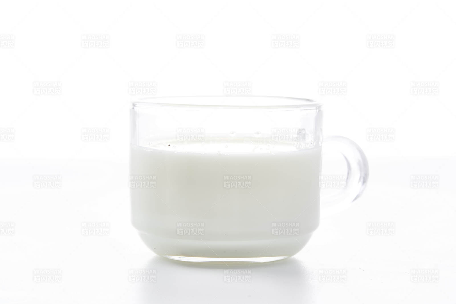 一杯醇香无比的新鲜牛奶