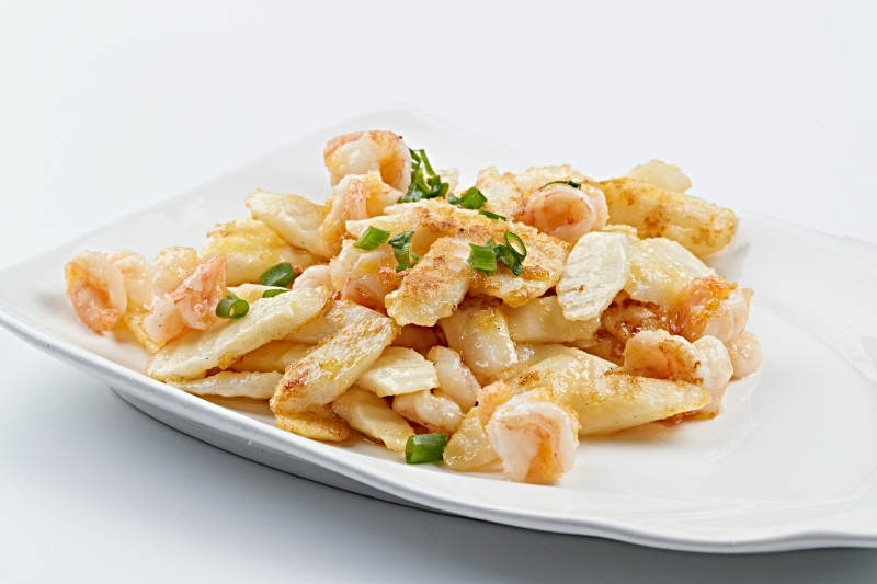 白色瓷盘装的香炸山药大虾仁