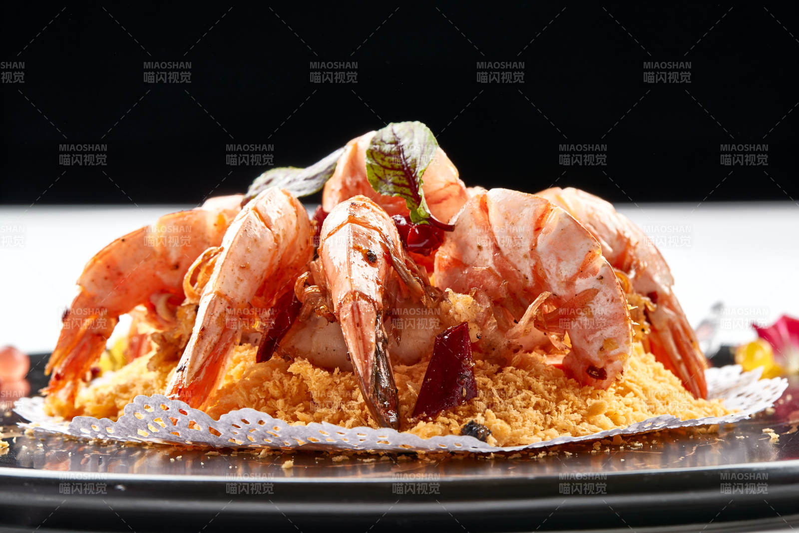 黑色瓷盘装的避风塘炸虾