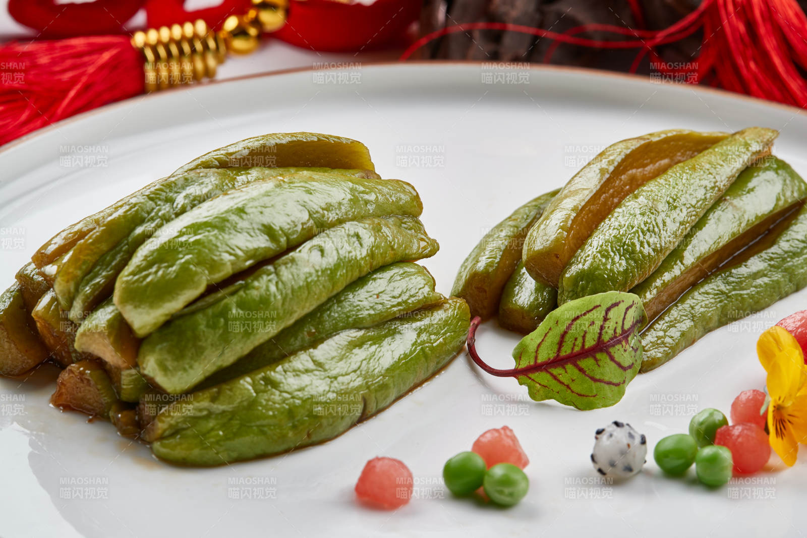 精美瓷餐具裝的腌漬佛手瓜