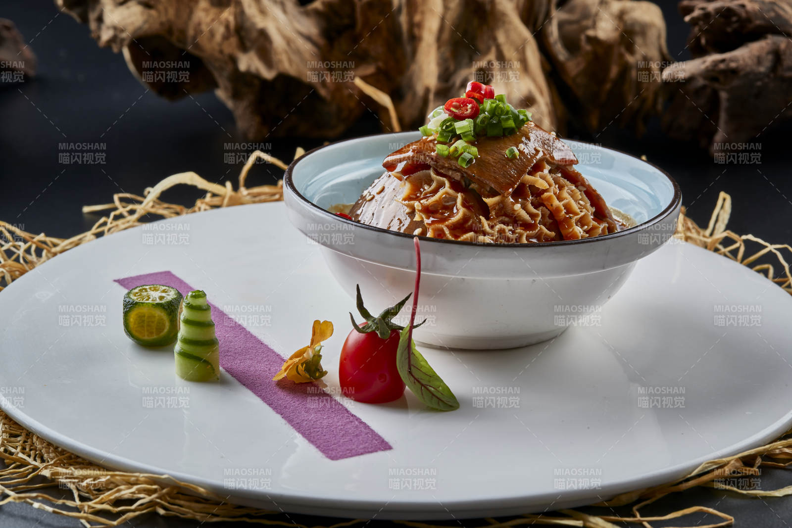 黑色背景上的瓷餐具装的川味夫妻肺片