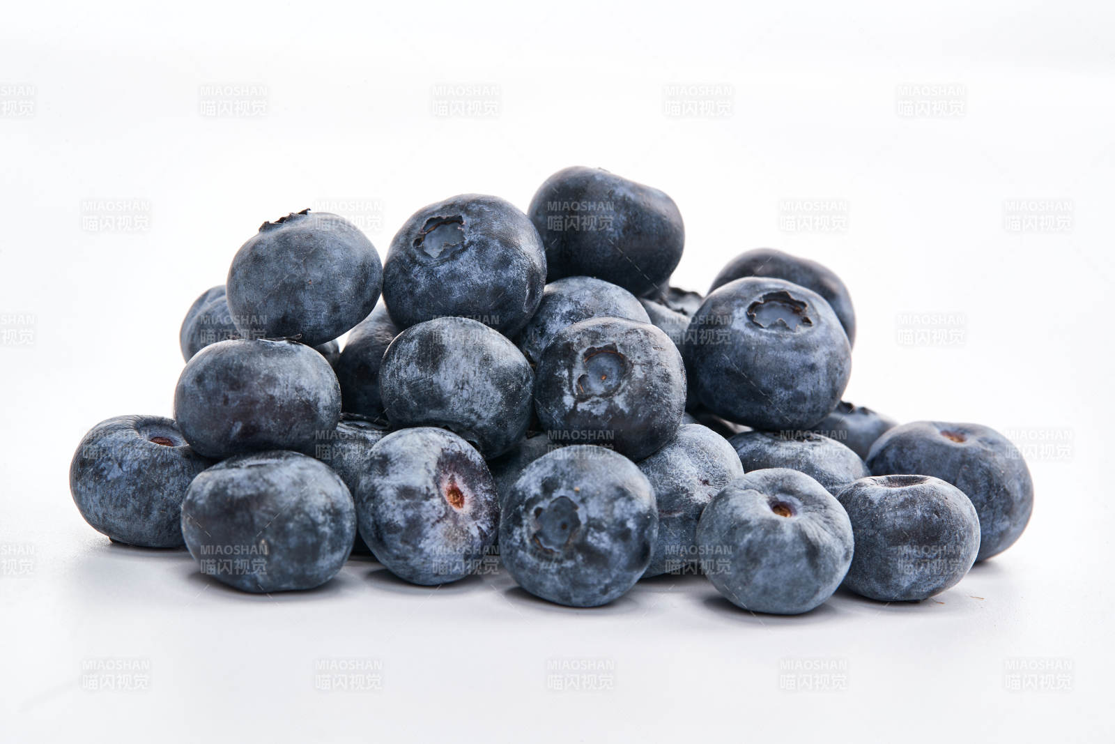 白色背景上摆放的水润新鲜蓝莓果