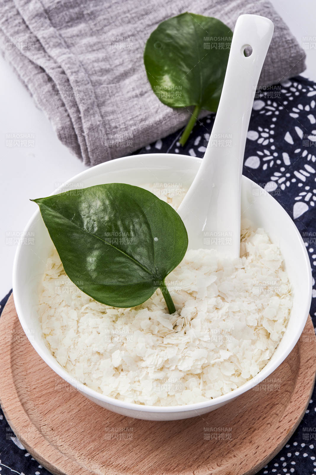 白色背景上的速食土豆泥顆粒