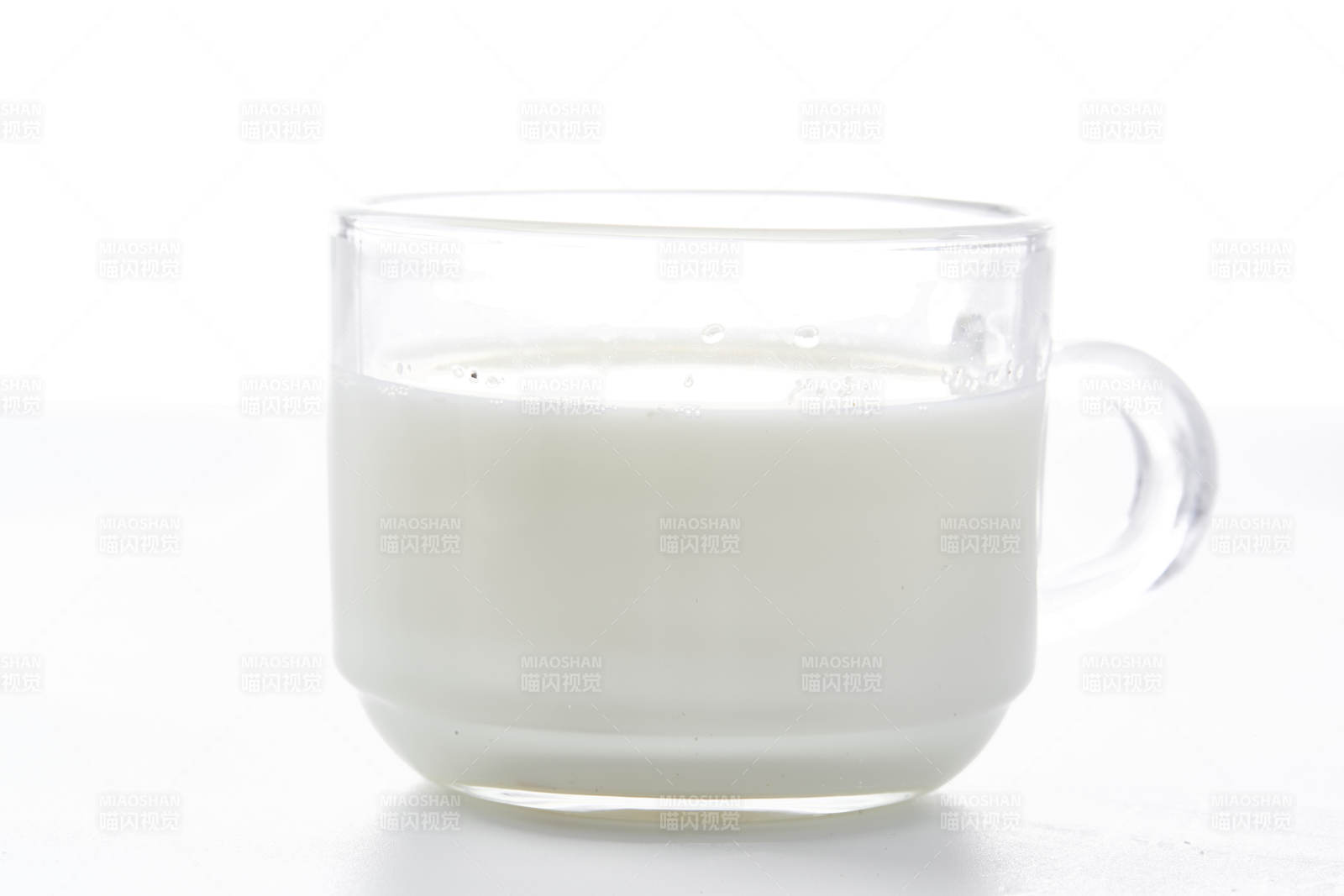 一杯醇香无比的新鲜牛奶