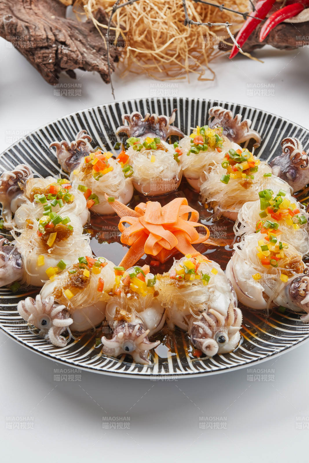 精美餐具装的蒜蓉粉丝蒸籽乌