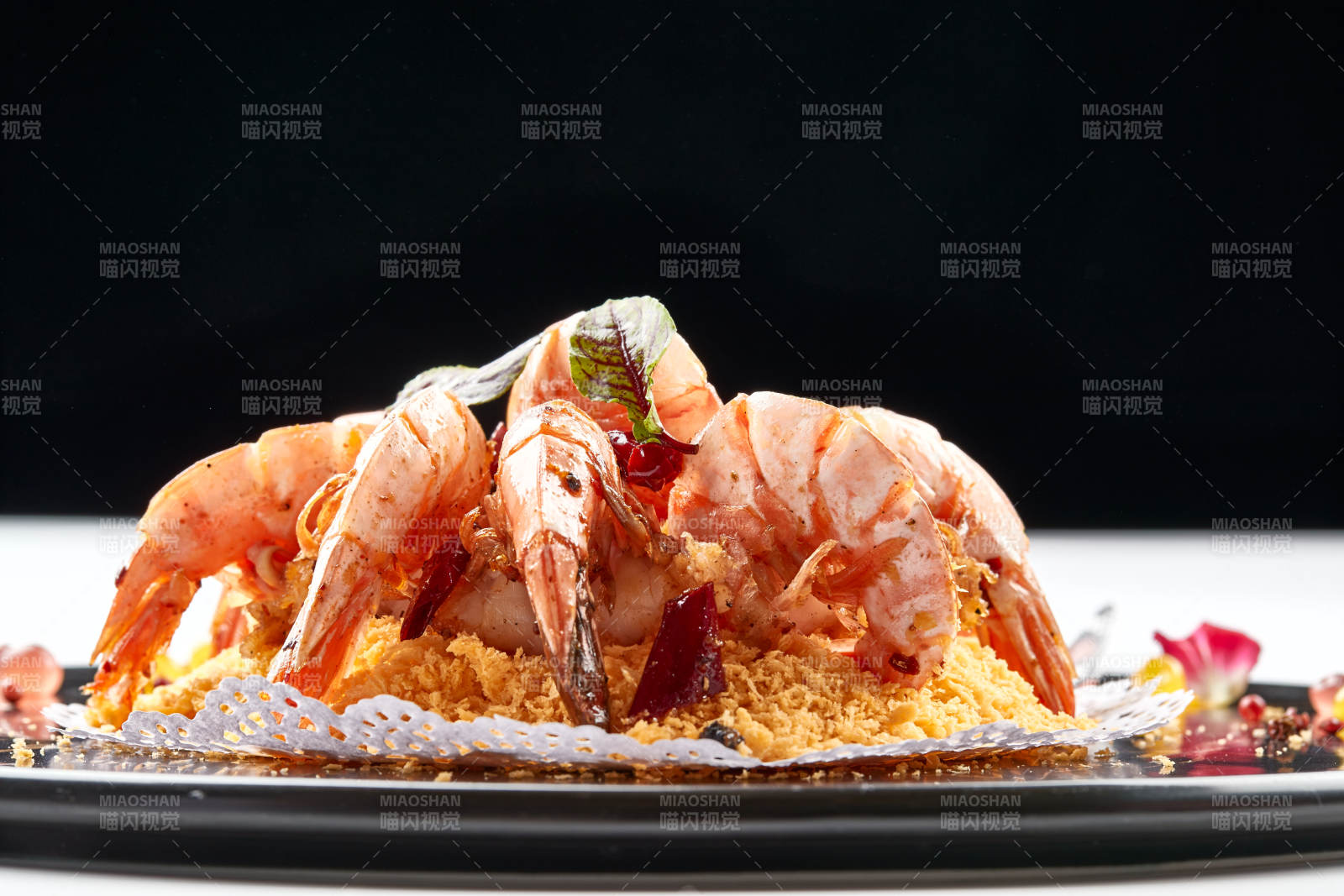 黑色瓷盘装的避风塘炸虾