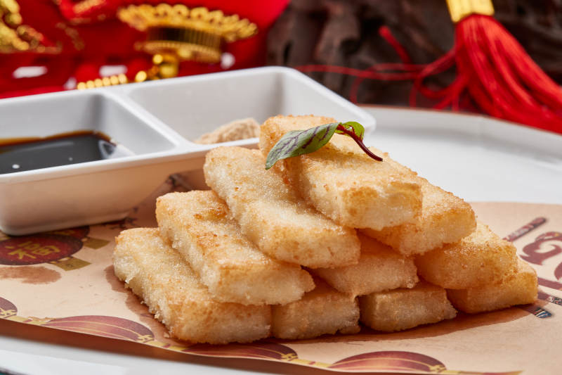 白色瓷盘装的的油炸酸奶糕