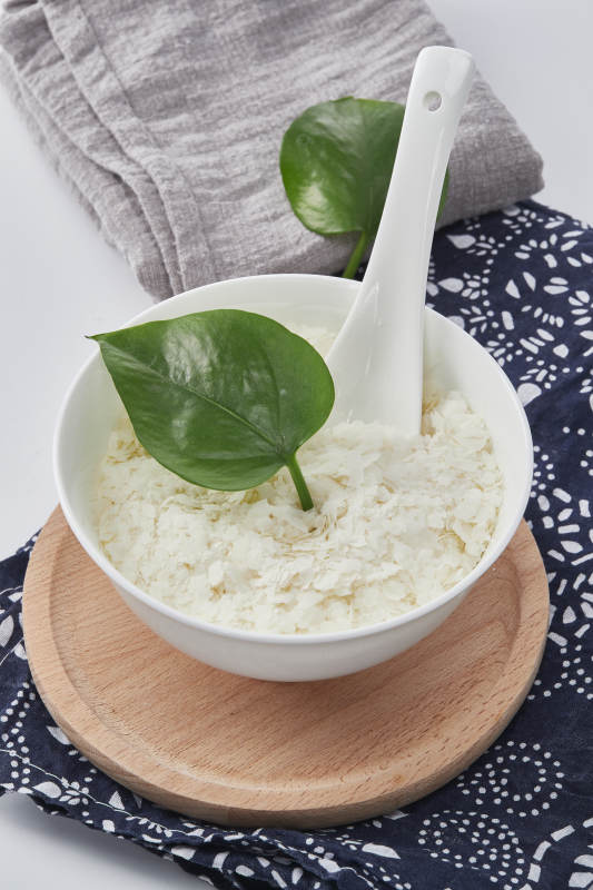 白色背景上的速食土豆泥颗粒