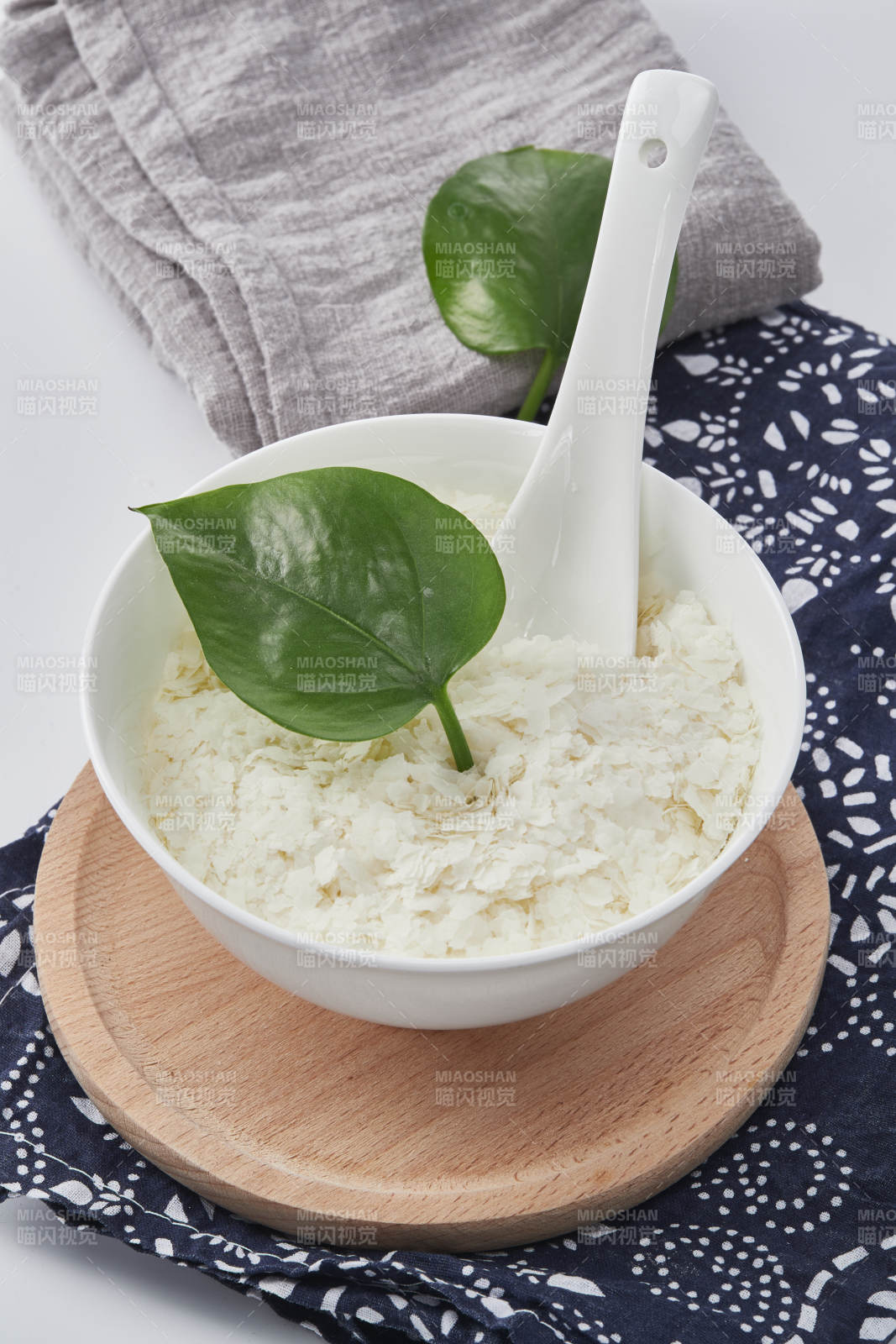 白色背景上的速食土豆泥颗粒