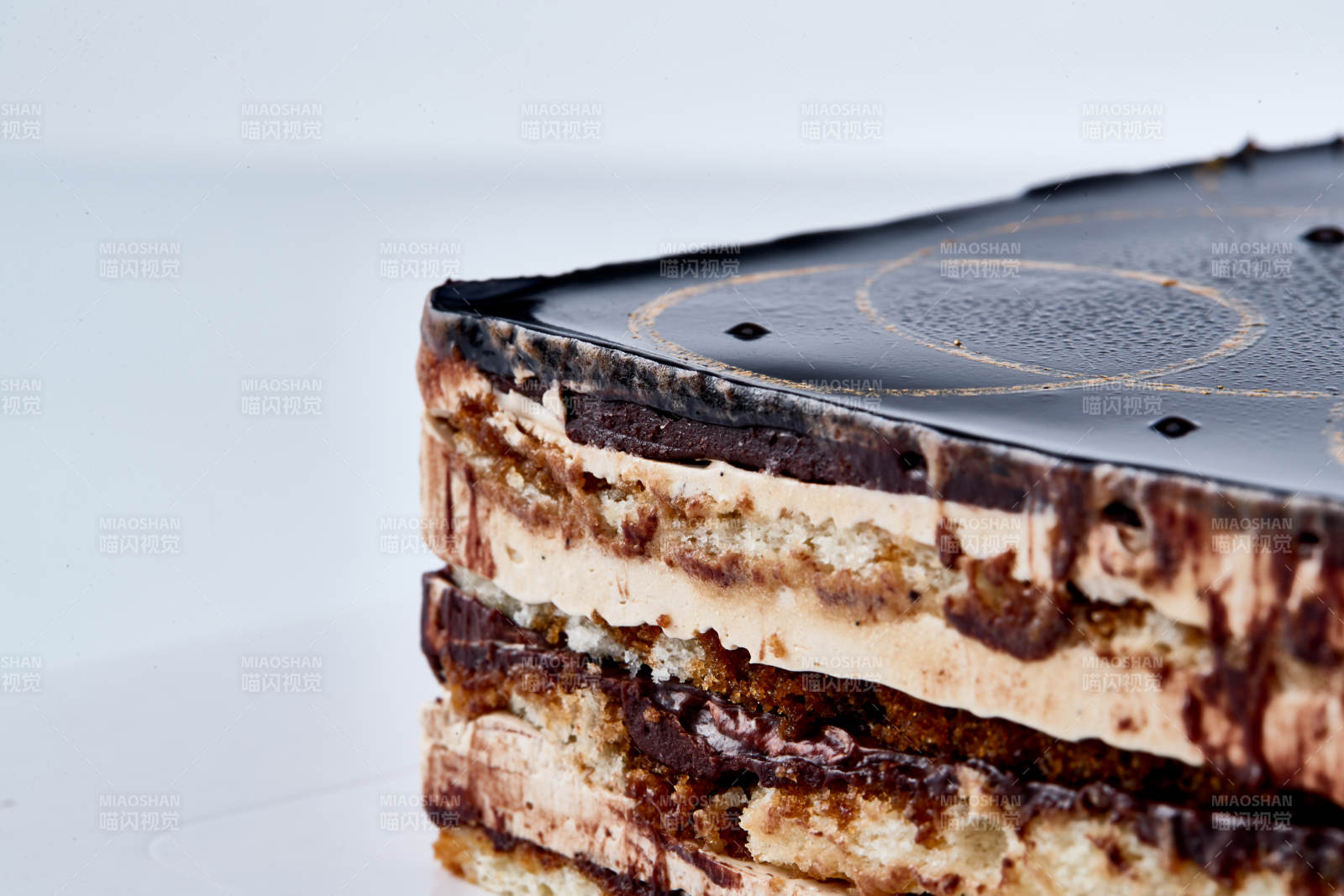 比利黑巧克力鲜奶慕斯杏仁蛋糕