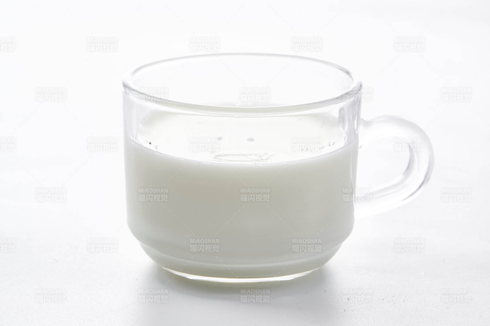 一杯醇香无比的新鲜牛奶