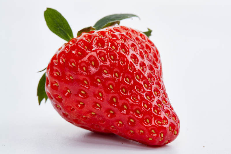 白色背景上摆放的新鲜草莓