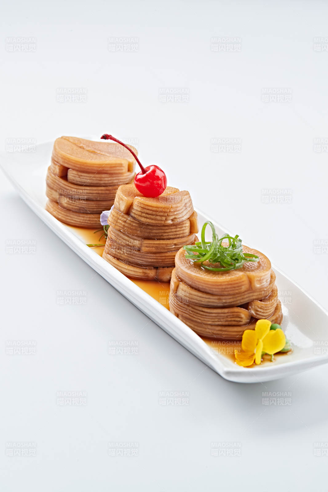 白色瓷盘装的腌渍萝卜