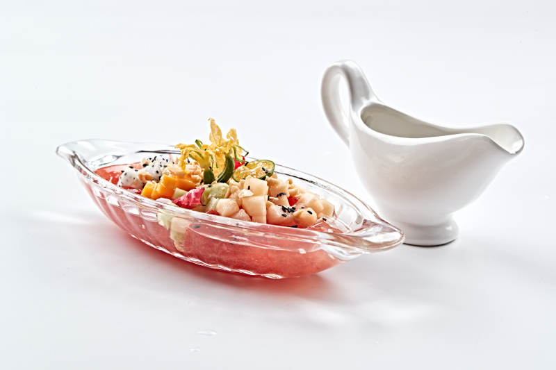 玻璃器皿裝的紅糖水冰粉水果撈