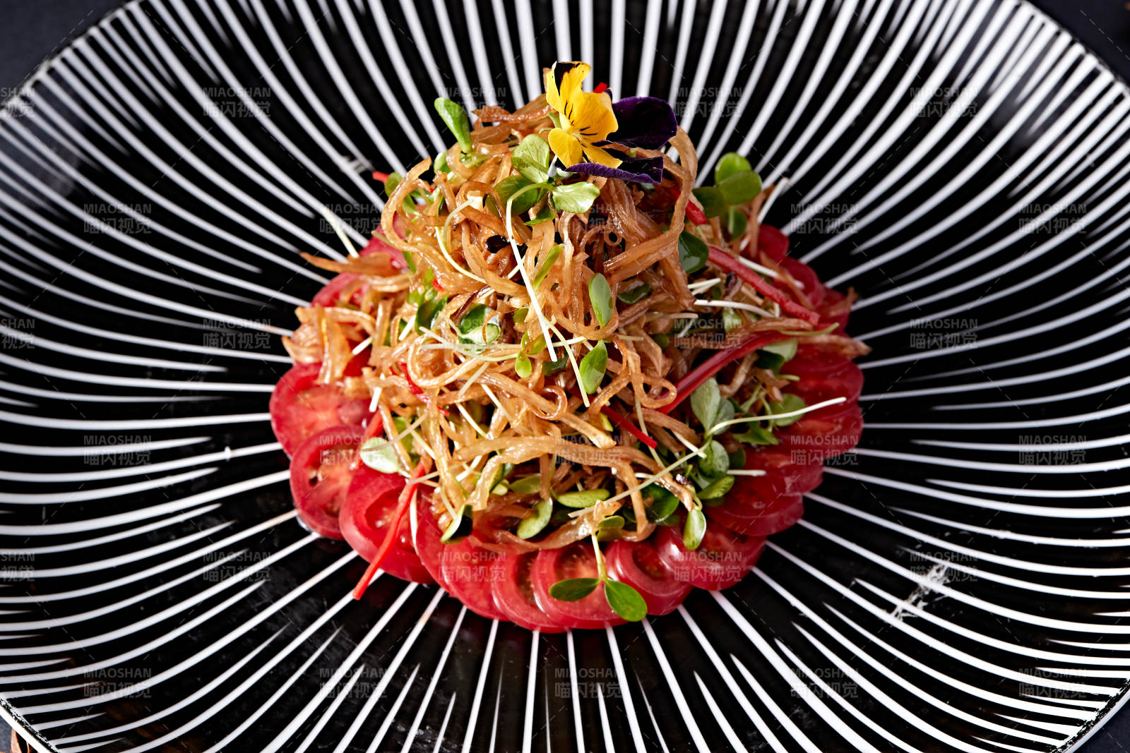 香椿苗熗拌杏鮑菇絲配圣女果