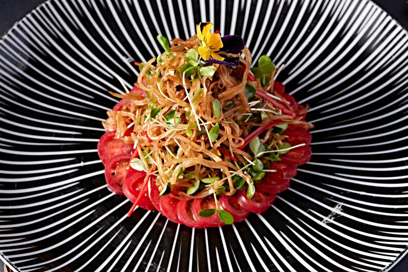 香椿苗炝拌杏鲍菇丝配圣女果