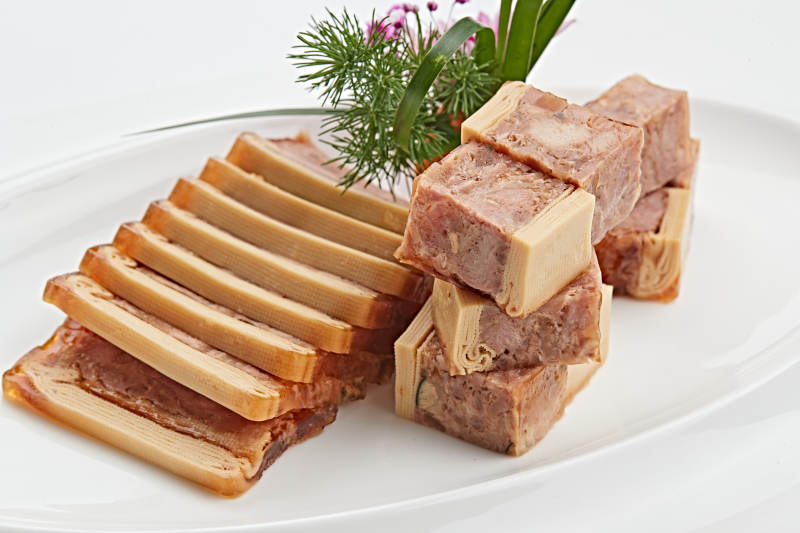 白色瓷盘装的熏豆皮压熏肉