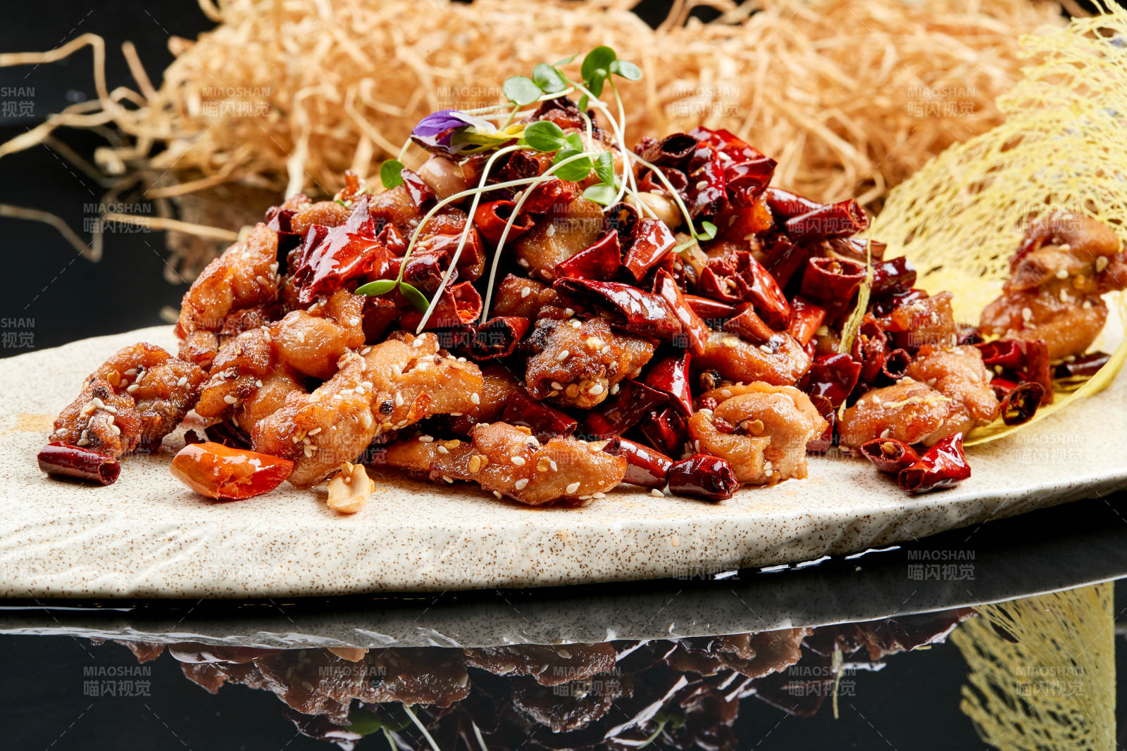 精美餐具裝的香辣豆苗雞腿肉