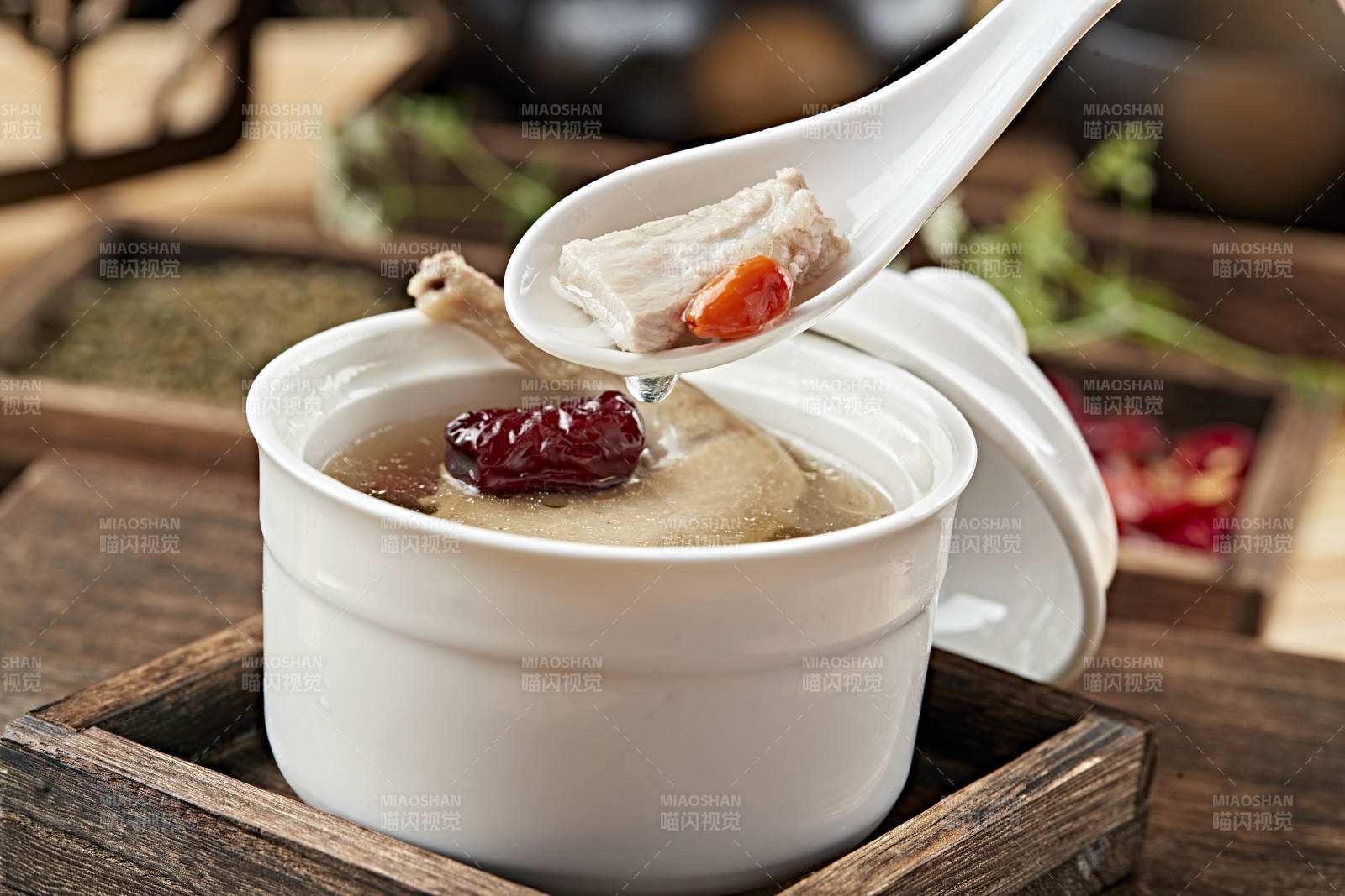 港式茶餐老湯燉乳鴿