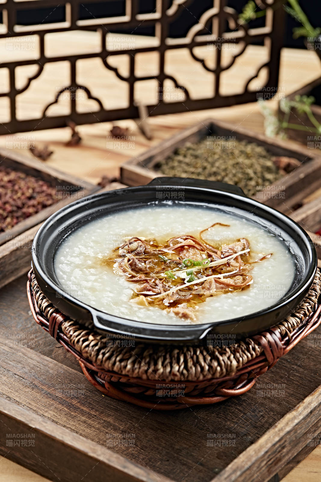 港式茶餐蟲草花砂鍋排骨粥