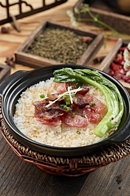 港式茶餐腊味双拼煲仔饭