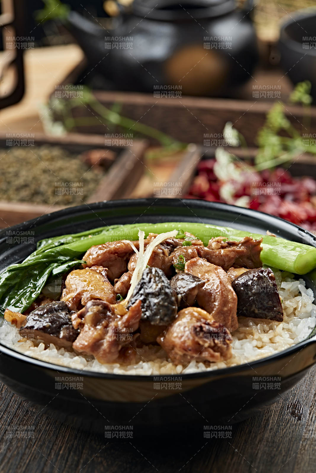 港式茶餐香菇鸡块煲仔饭