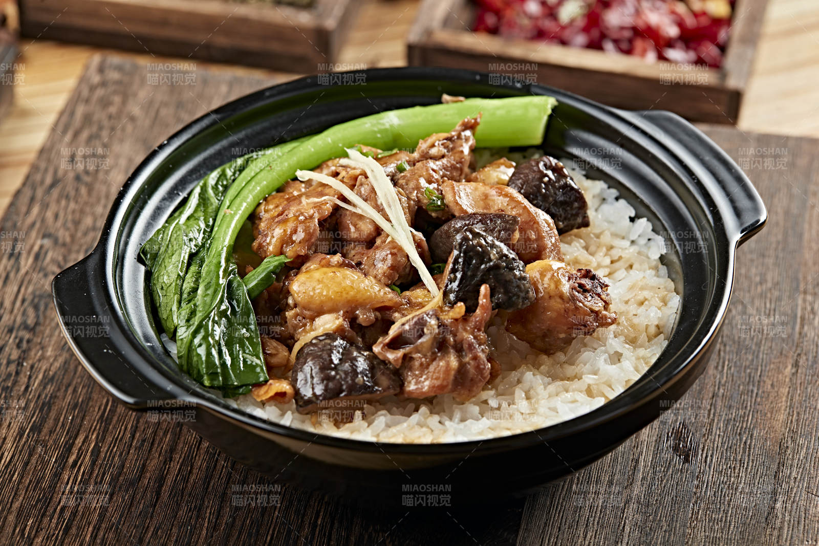 港式茶餐香菇鸡块煲仔饭