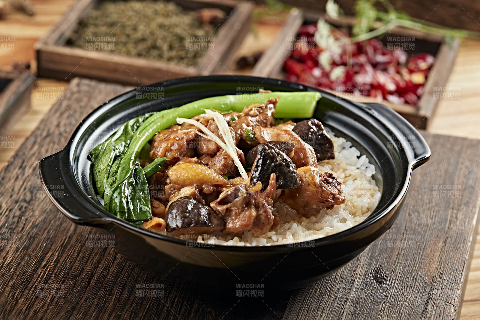 港式茶餐香菇雞塊煲仔飯