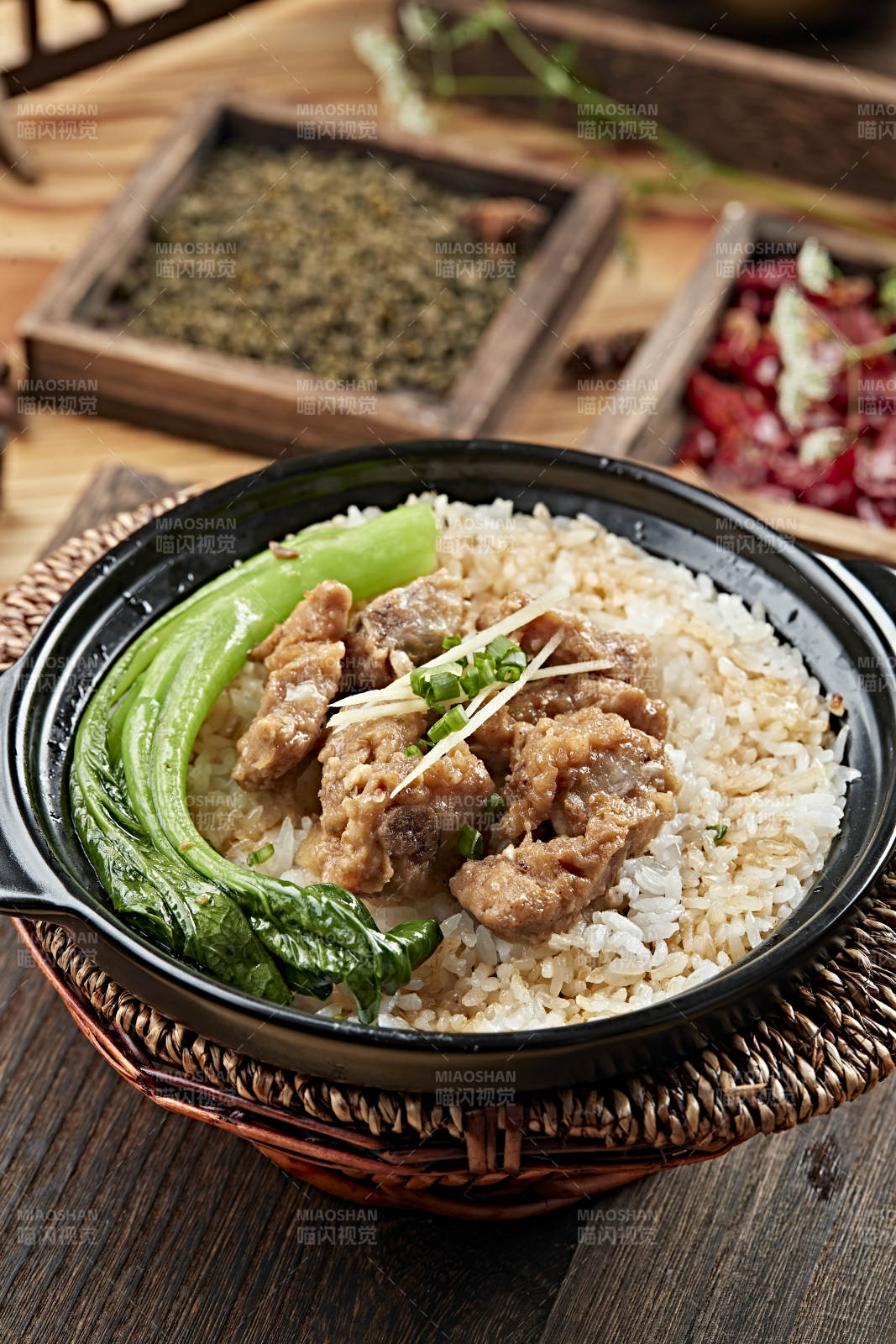 港式茶餐排骨菜心煲仔饭