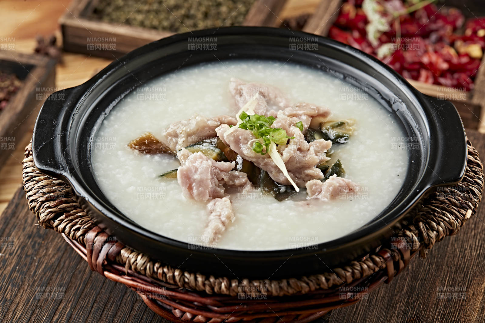 港式茶餐砂锅皮蛋瘦肉粥