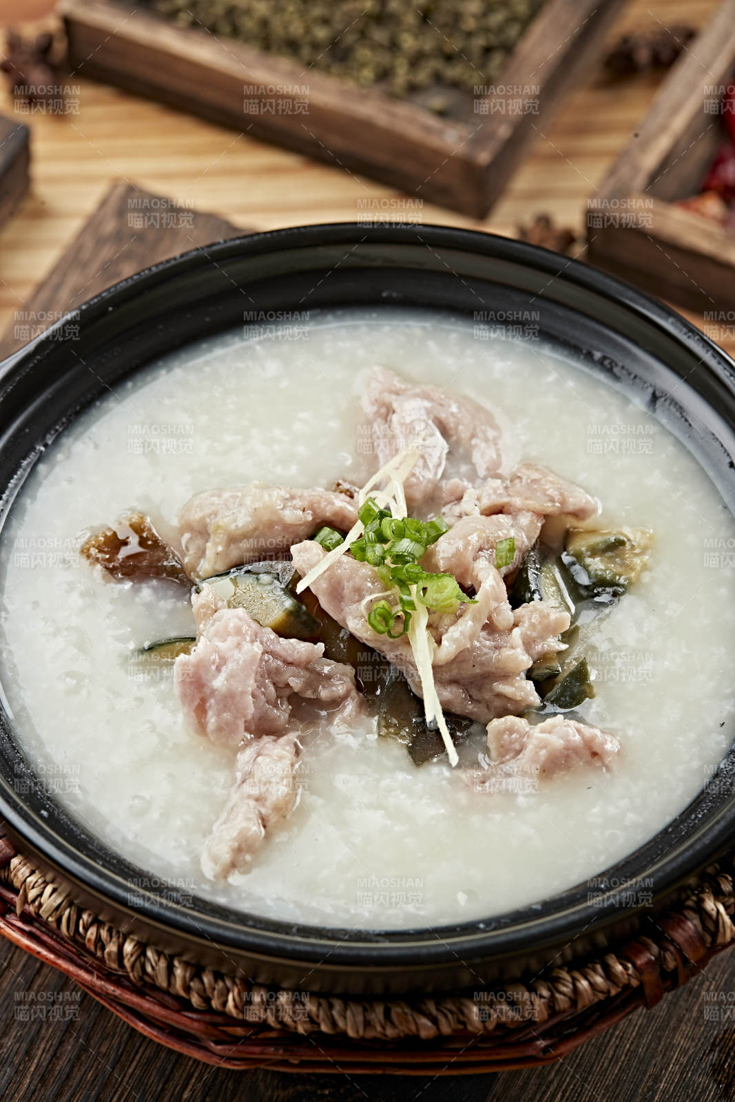 港式茶餐砂锅皮蛋瘦肉粥