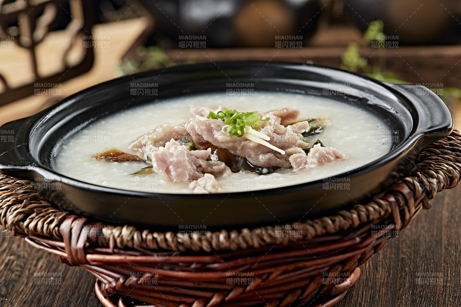 港式茶餐砂锅皮蛋瘦肉粥