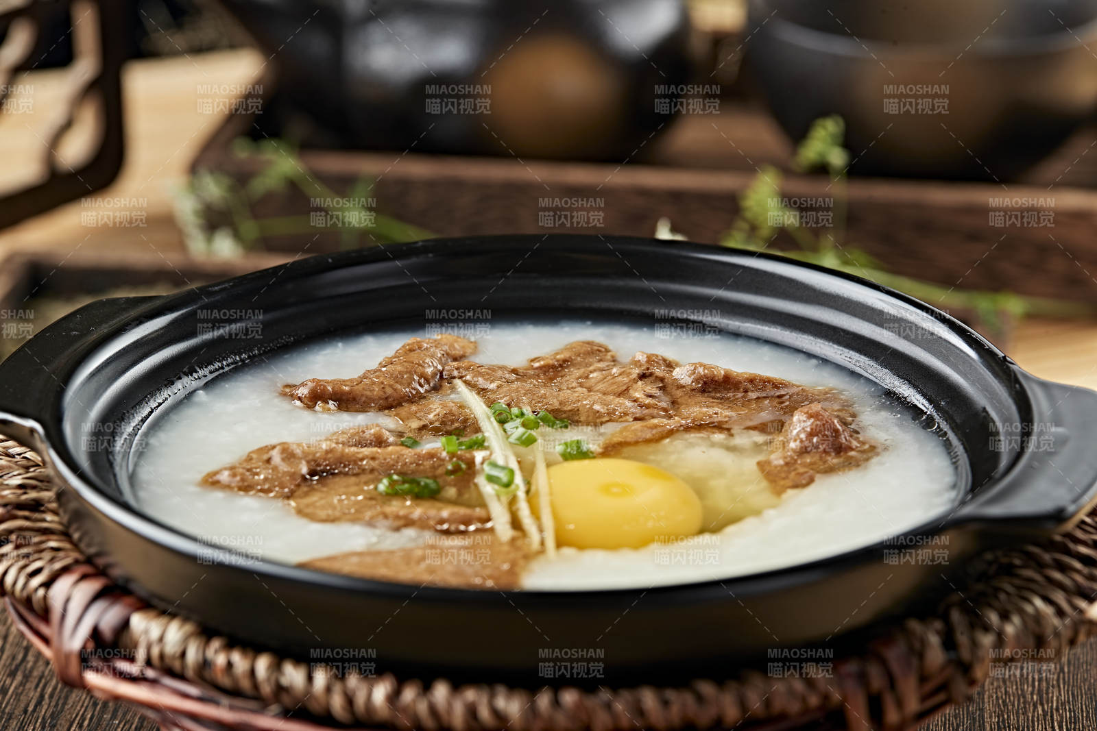 港式茶餐砂鍋牛柳滑蛋粥