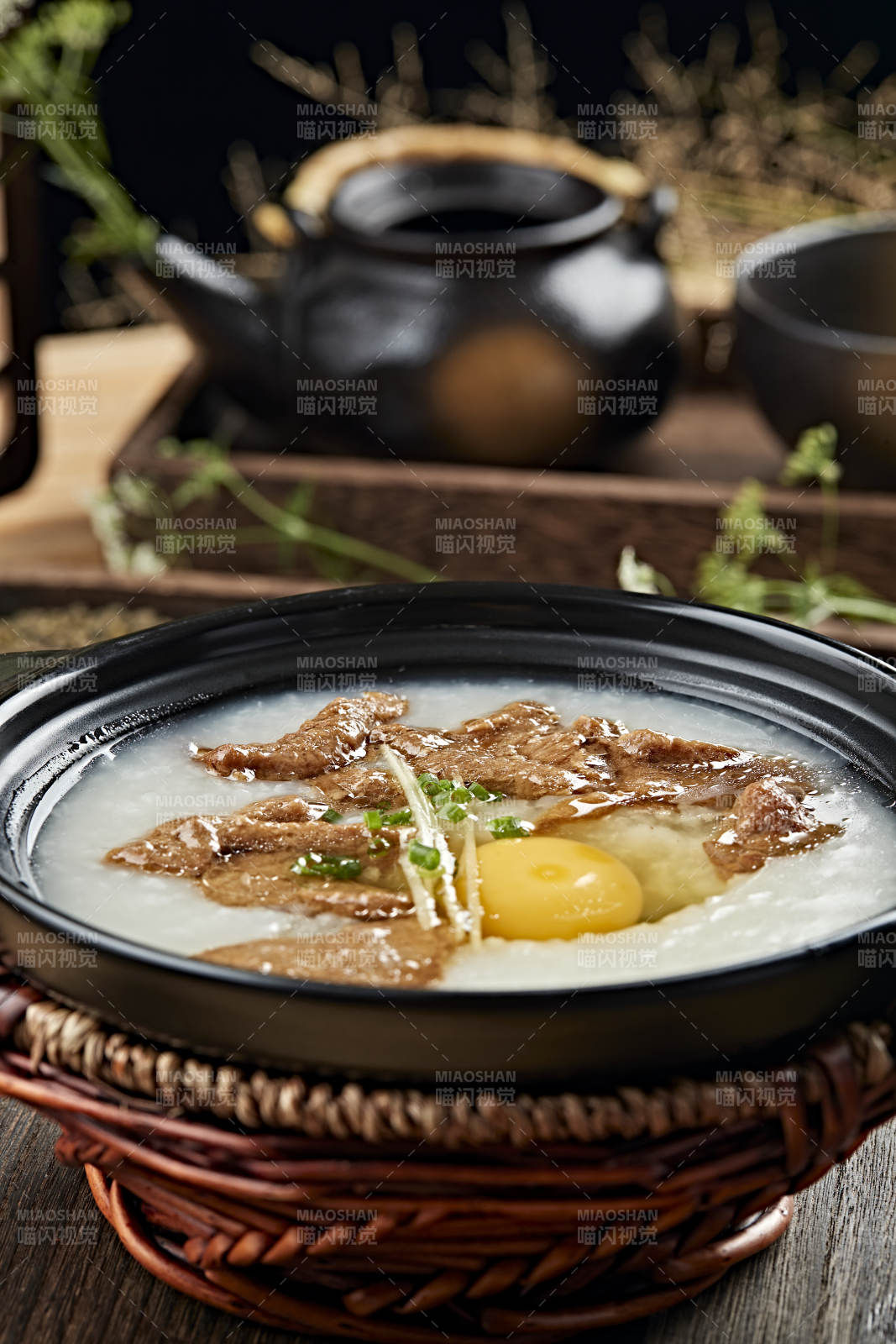 港式茶餐砂鍋牛柳滑蛋粥