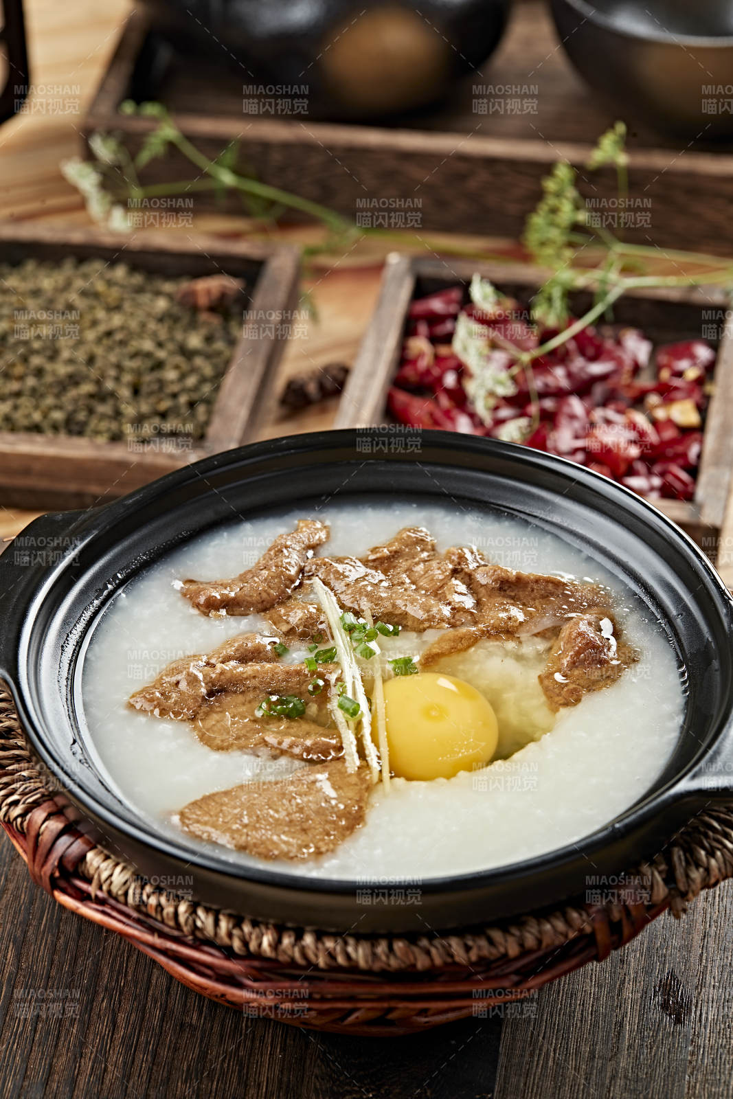 港式茶餐砂鍋牛柳滑蛋粥