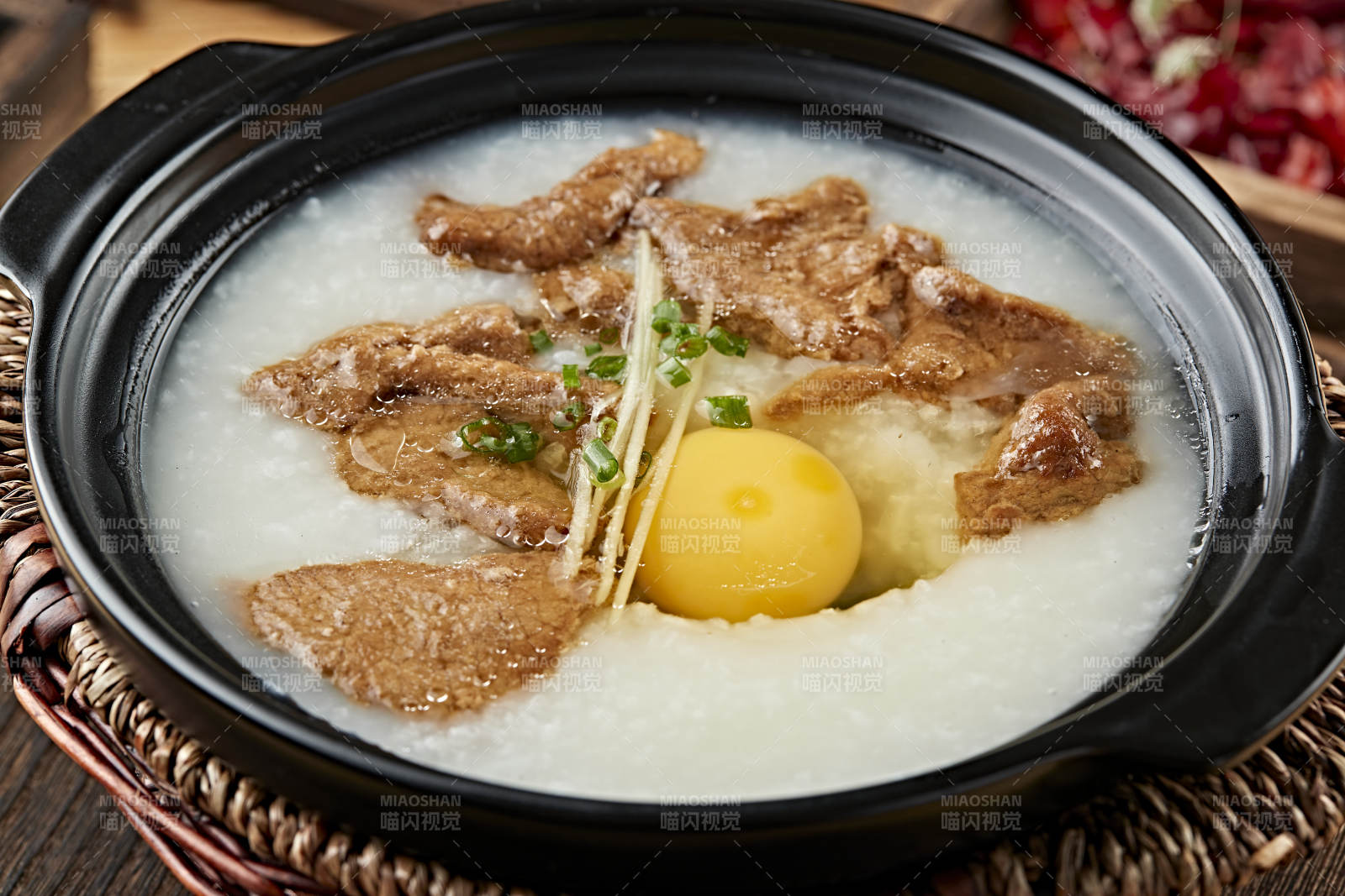 港式茶餐砂鍋牛柳滑蛋粥