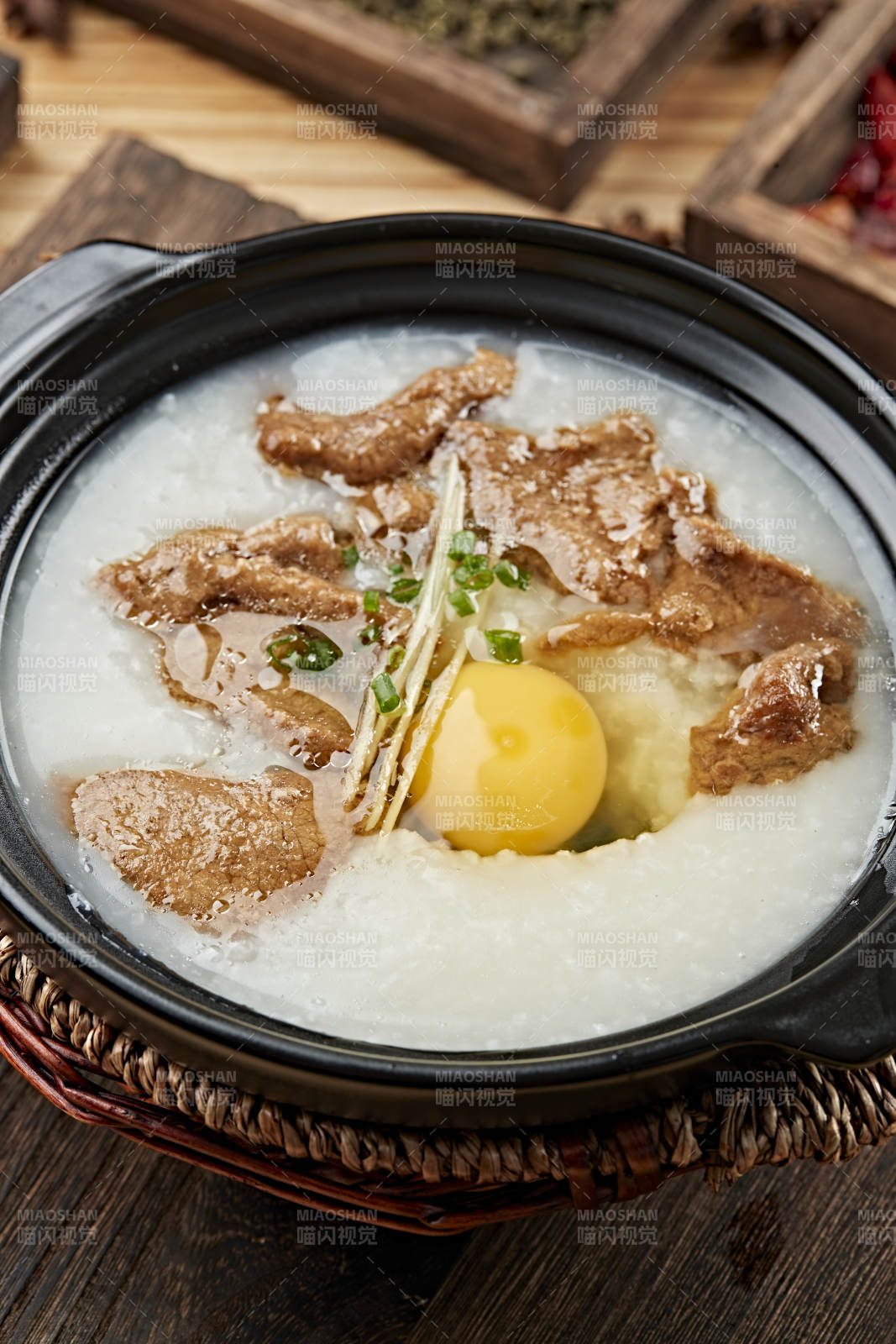 港式茶餐砂鍋牛柳滑蛋粥