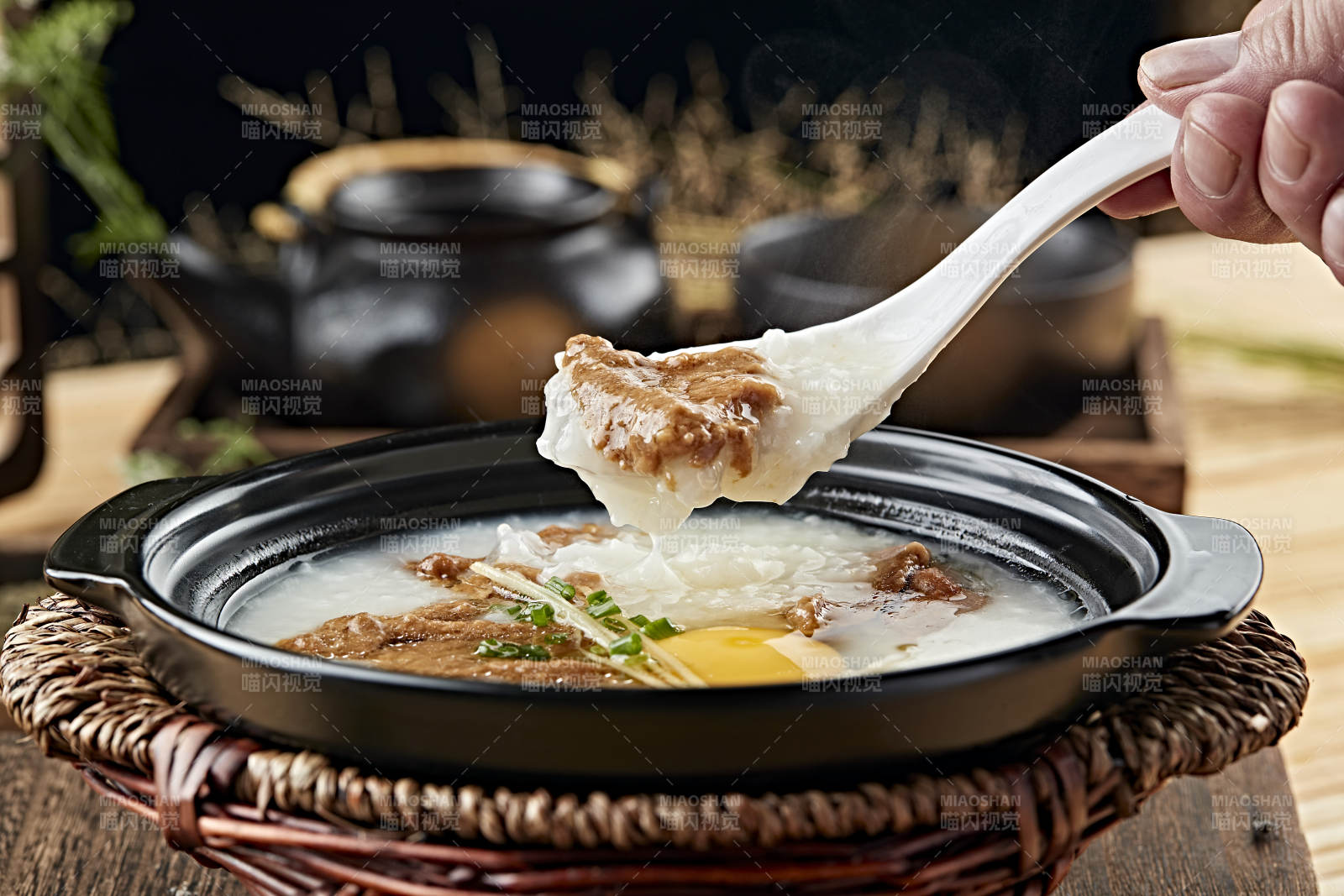 港式茶餐砂鍋牛柳滑蛋粥