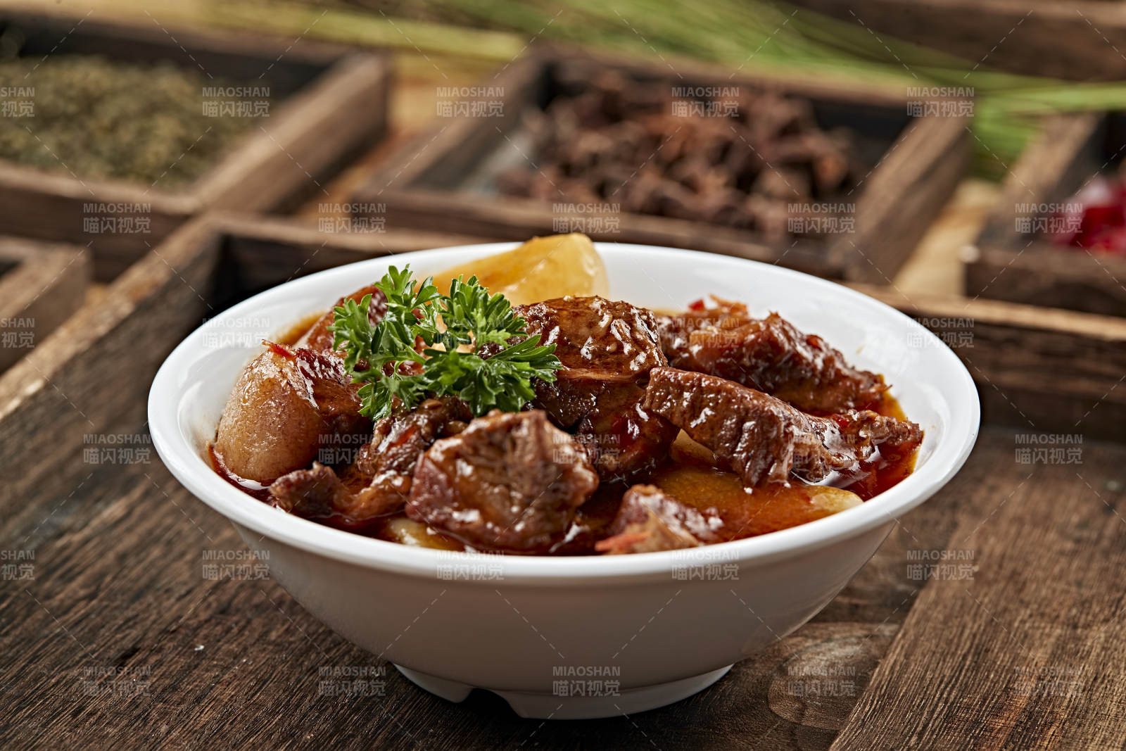 港式茶餐牛腩炖萝卜