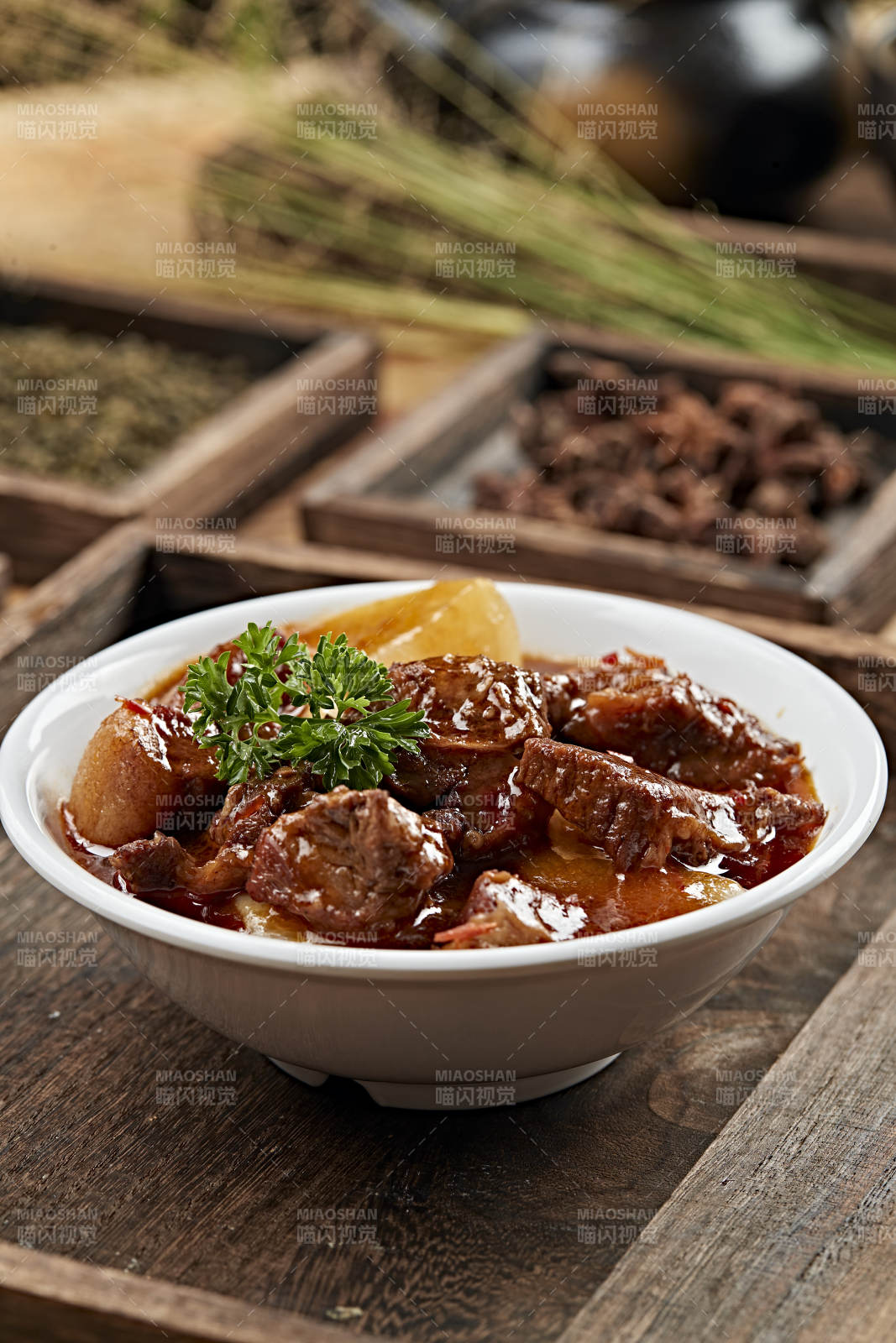 港式茶餐牛腩炖萝卜